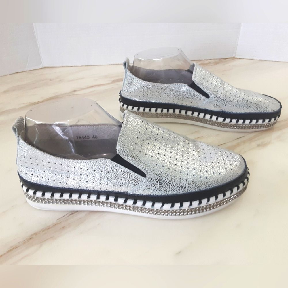 BERNIE MEV NY TW140 Silver Metallic Leather Memory Form Slip on Sneaker Sz 9.5